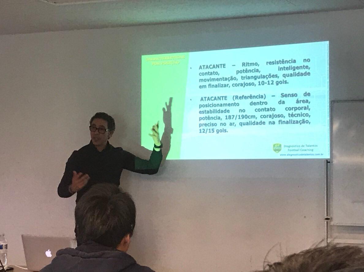 Professor especialista em cursos de futebol